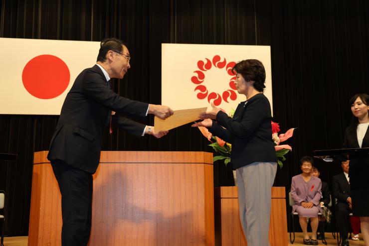 シラコバト賞受賞者表いずみ会代表荻野和子様が表彰状を受け取る様子