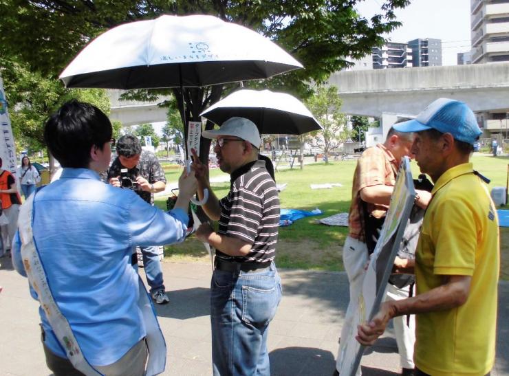 三郷市の日傘体験会の様子