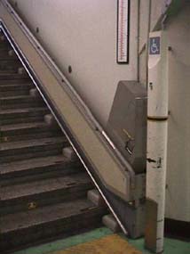 駅にある車いすのための階段昇降機
