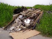 河川敷に投棄された産業廃棄物