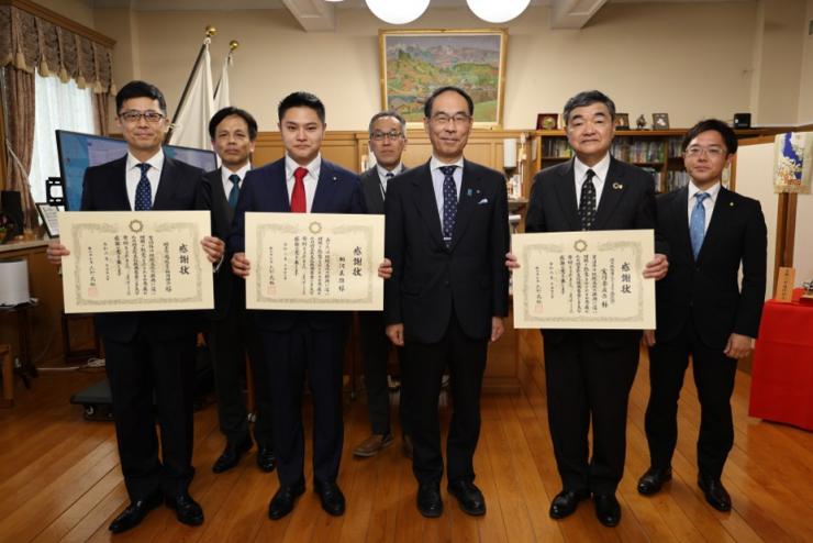 埼玉県文化振興基金への寄附に対する感謝状贈呈式で歓談する知事の写真