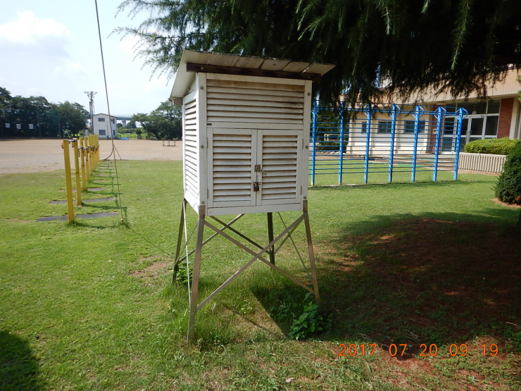 写真：小学校に設置している百葉箱