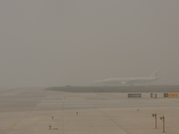 写真：大気汚染の中国の空港の様子