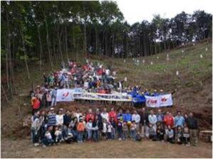 広葉樹の植栽作業を終えた県民ボランティアの皆さまの集合写真