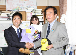 高橋裕紀選手が知事訪問した時の写真