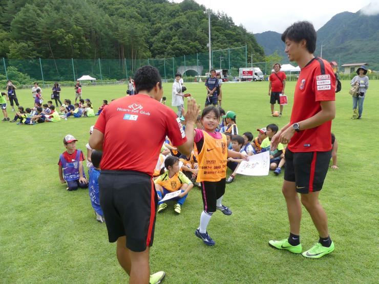 サッカー教室修了証の贈呈