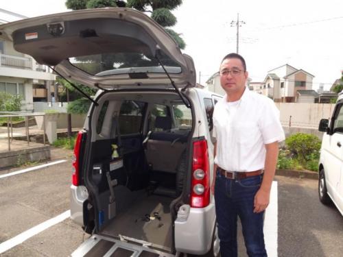 福祉車両と代表の細野氏の写真