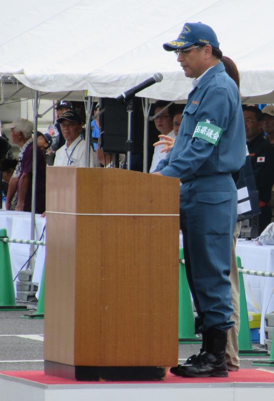 あいさつをする小林哲也議長