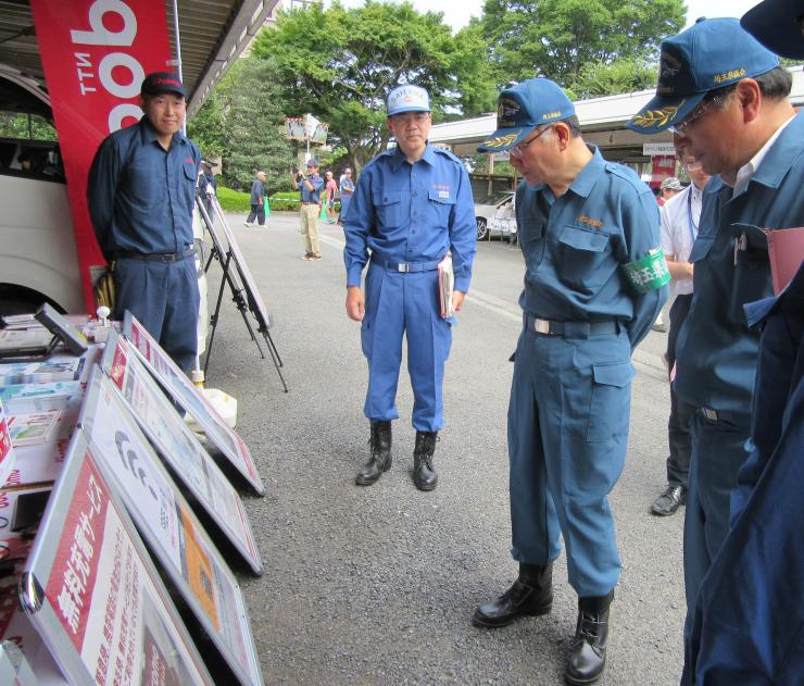 ブースを見て回る小林哲也議長と土屋惠一副議長