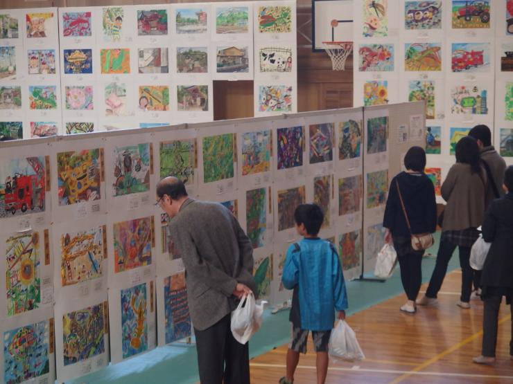 郷土を描く児童生徒美術展の様子