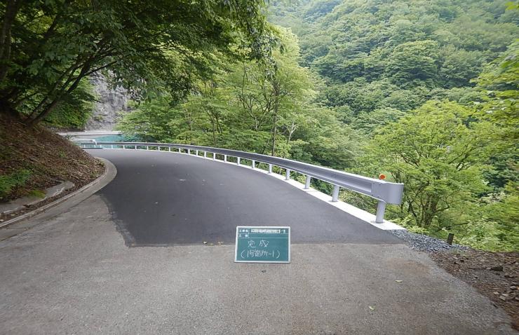 3広河原逆川線森林管理道施設災害復旧工事(1災)の完成後の現場写真です