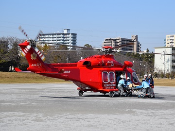 ヘリコプターによる傷病者搬送の様子