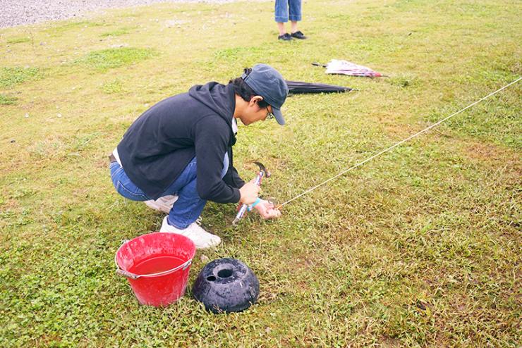 テントのロープを固定中