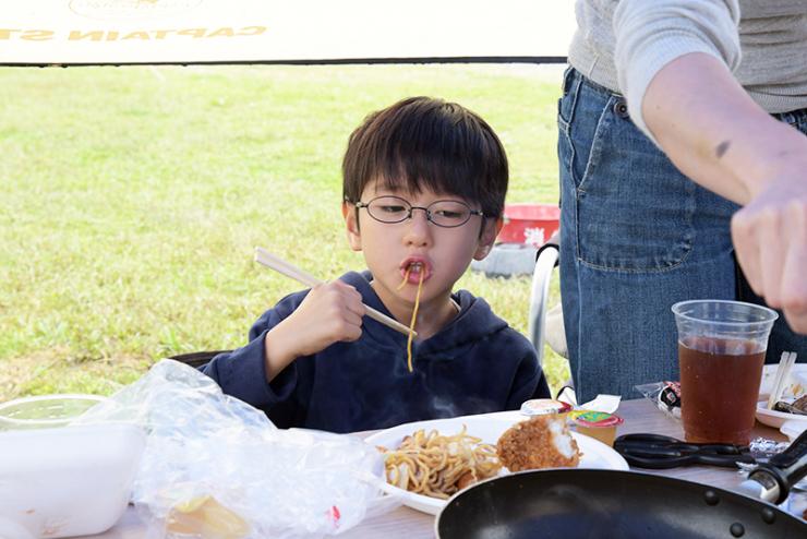 焼きそばを食べる子ども