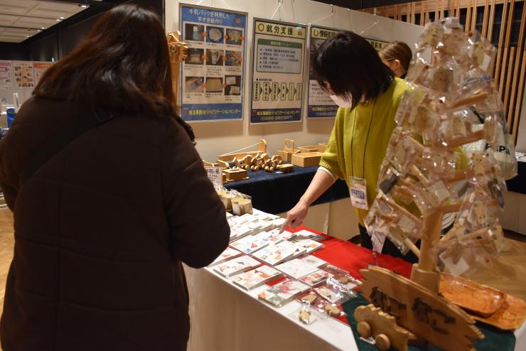 メモ帳の買い物をする女性