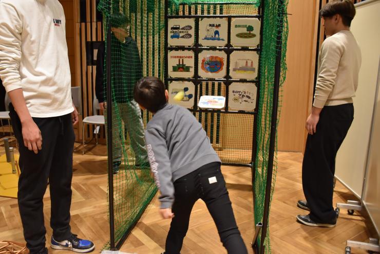 ストラックアウトで遊ぶ子供