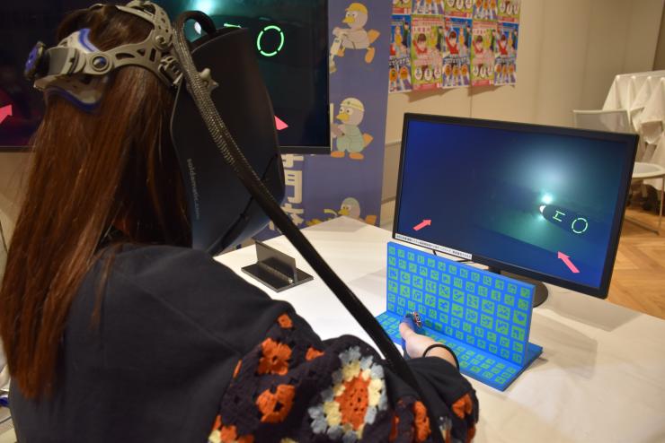 バーチャル溶接体験をする女性