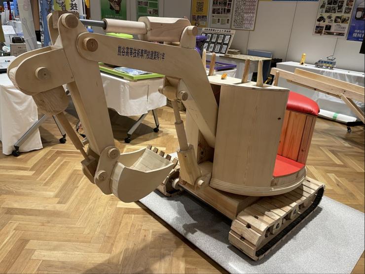 熊谷高等技術専門校が製作した「木シャベル」