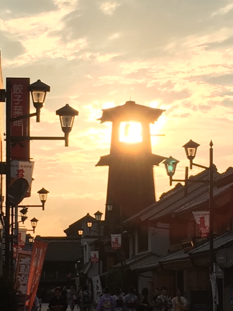 「夕日にかがやく時の鐘」