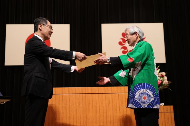 シラコバト賞受賞者小鹿野子ども歌舞伎代表山本氏が表彰状を受け取る画像