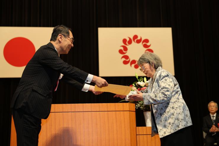 シラコバト賞受賞者田原みよ氏が表彰状を受け取る画像