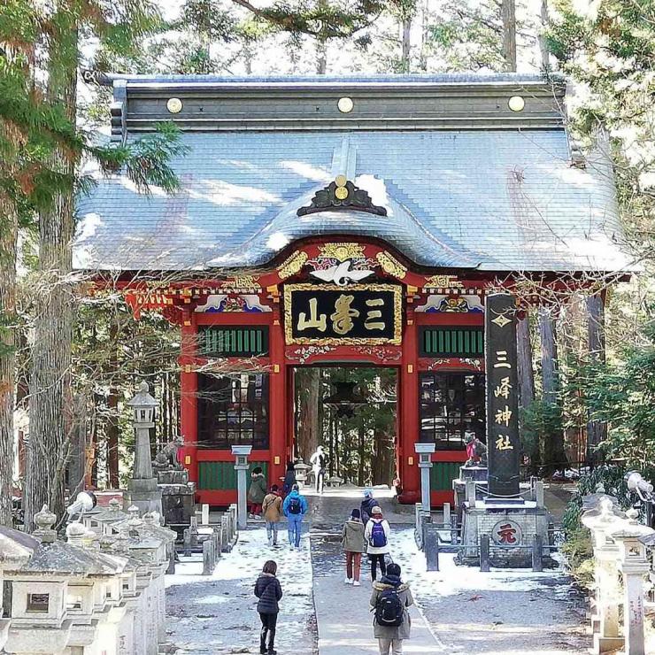 三峯神社随身門