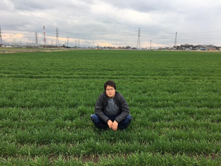 六条大麦のほ場にいる中野さん