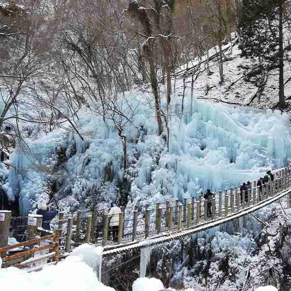 雪残る尾ノ内百景氷柱