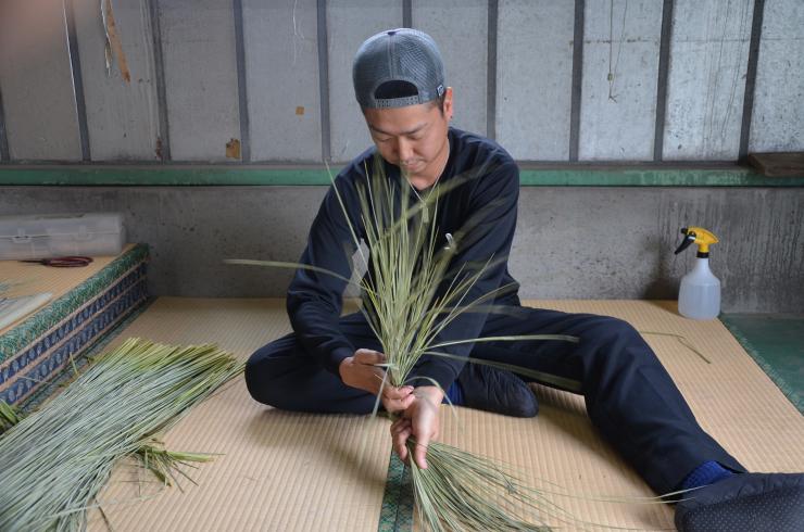 しめ縄を作る石川昌良さん