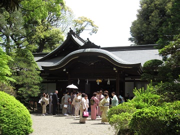 勅使斎館入口に集う参会者