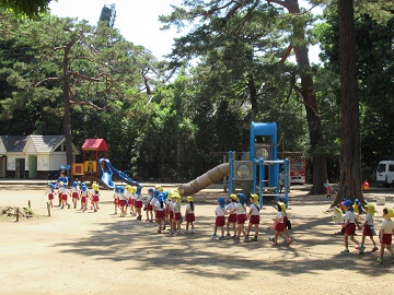 児童遊園を歩く園児の列