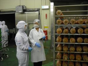 写真：食品衛生に関する監視指導の様子