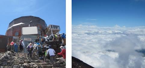富士山頂の観測所と山頂からみた雲海の写真