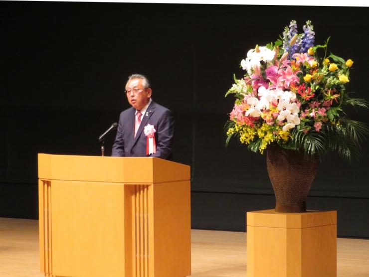埼玉県立大学 創立20周年記念式典の様子（祝辞を述べる神尾議長）