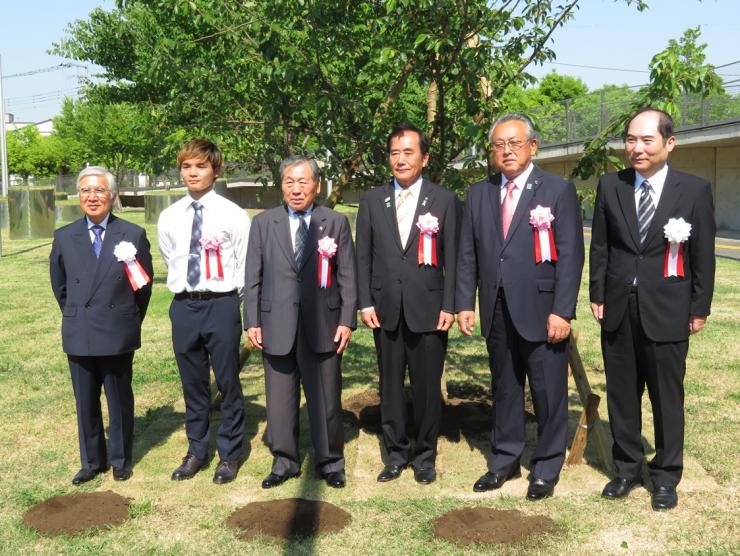 埼玉県立大学 創立20周年記念式典の様子（植樹式記念撮影）