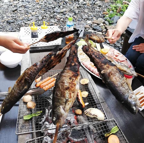 ニジマス塩焼きで乾杯