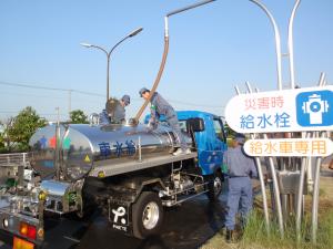 災害時給水栓からの給水車への補給状況