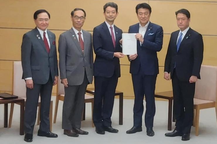 木原稔内閣官房長官に要望書を手渡す知事らの写真