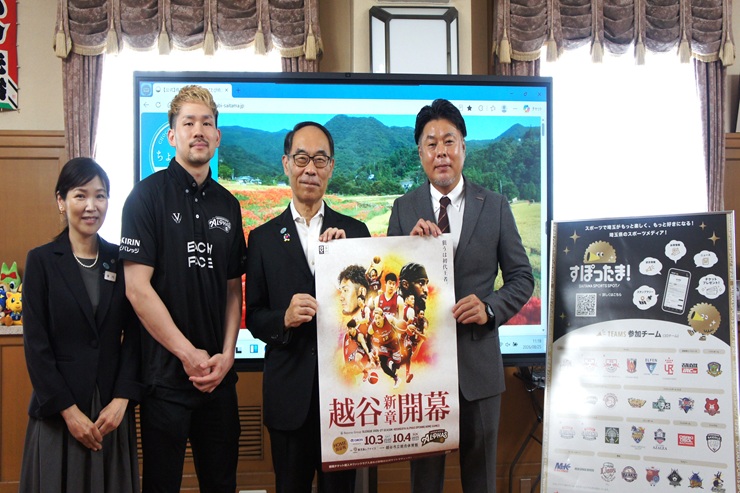 訪問者と記念写真を撮る知事の写真