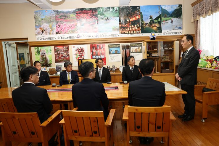 訪問者と歓談する知事の写真