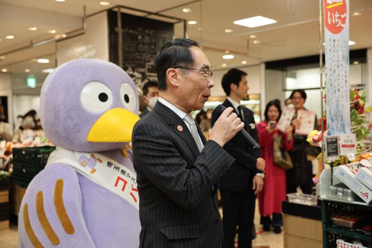 埼玉県産プレミアムいちご「あまりん」フェアで挨拶する知事の様子
