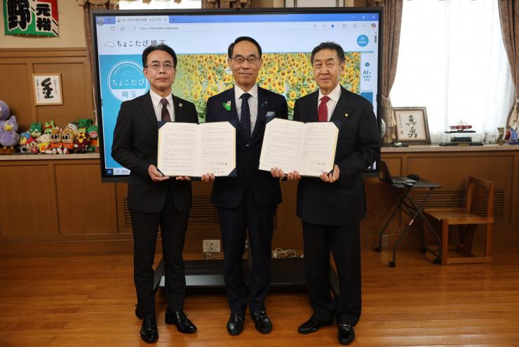 表敬訪問で訪問者と記念写真を撮る知事の写真