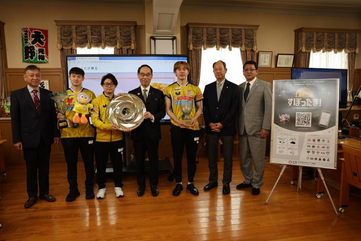 表敬訪問で訪問者らと記念写真を撮る知事の写真