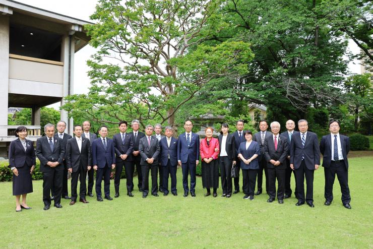 感謝状贈呈式で表彰者（「埼玉発世界行き」冠奨学金寄附者）と記念写真を撮る知事の写真