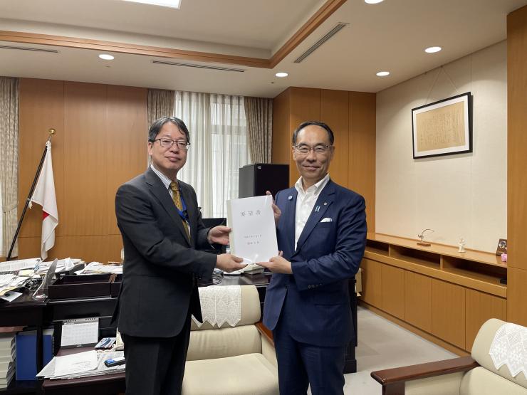 矢野和彦文部科学審議官と記念撮影を撮る知事の写真