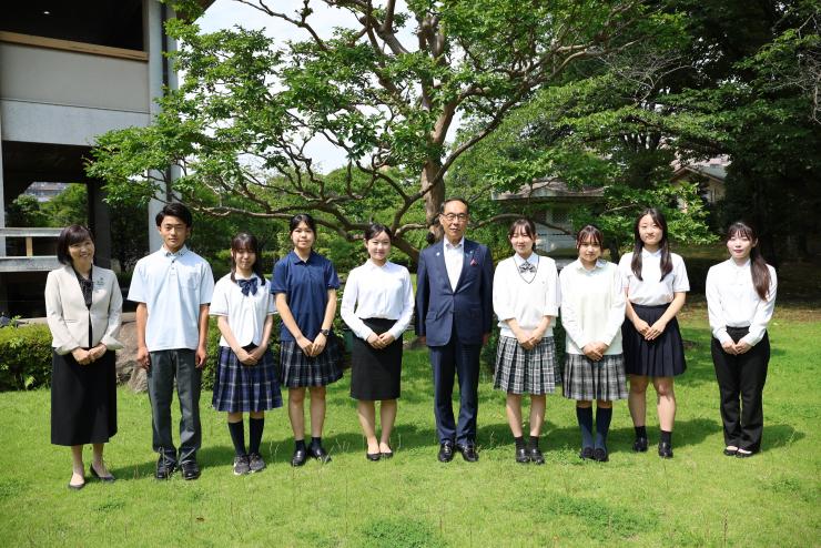 埼玉親善大使委嘱式で派遣奨学生らと記念撮影を撮る知事の写真