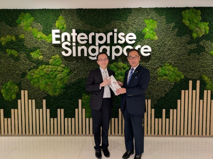 シンガポールの会談にて記念写真を撮る知事の写真