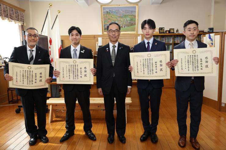 感謝状贈呈者と記念写真を撮る知事の写真