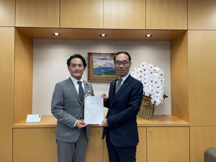 岩田和親内閣府副大臣と要望書とともに記念写真を撮る知事の写真
