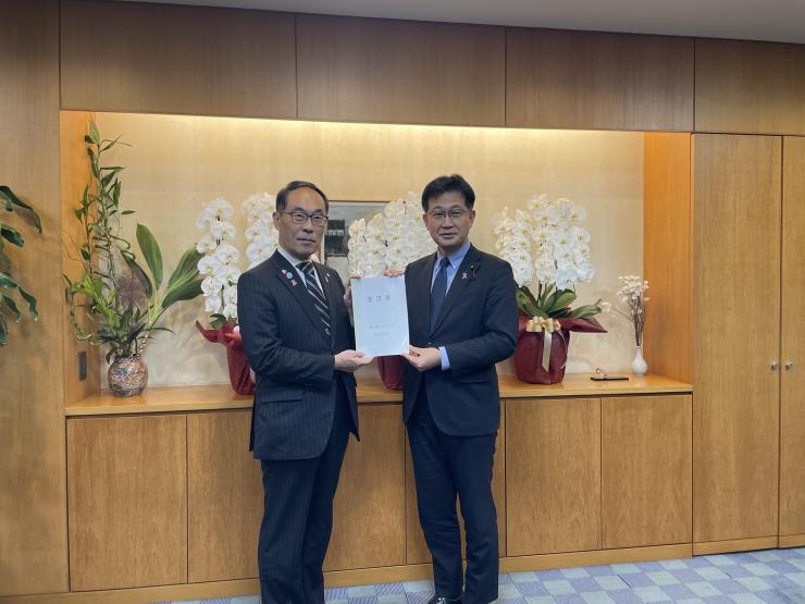 要望書とともに仁木博文厚生労働副大臣と記念撮影する知事の写真